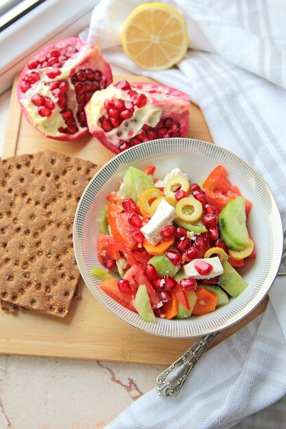 Vista superior salada de legumes com pão de romã com limão