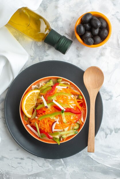 Vista superior salada de legumes fresca com azeitonas na superfície branca dieta comida refeição saúde almoço jantar