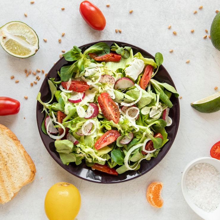 Foto grátis vista superior salada saborosa com legumes