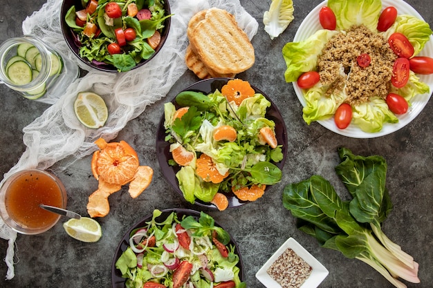 Vista superior saladas saudáveis