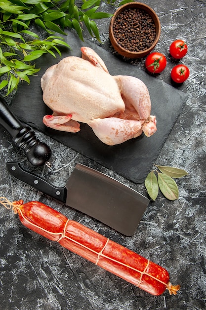 Vista superior salsicha fresca com frango cru na cor de fundo escuro comida hambúrguer sanduíche pão de carne