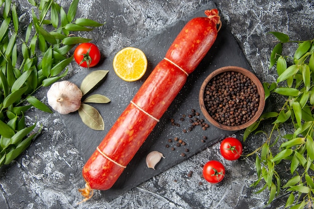 Vista superior salsicha fresca com pimenta em fundo escuro claro carne comida pão refeição cor animal