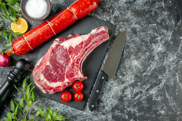 Vista superior salsicha fresca com tomate e fatia de carne em fundo escuro claro carne comida pão refeição cor animal hambúrguer espaço livre