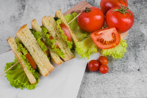Vista superior sanduíches com tomates ao lado