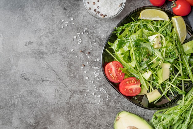 Foto grátis vista superior saudável salada pronta para ser servido