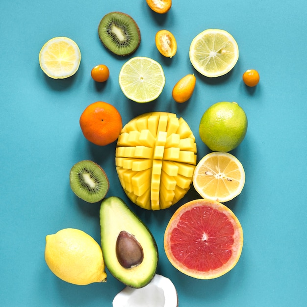 Foto grátis vista superior seleção de frutas exóticas em cima da mesa