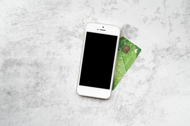 Vista superior smartphone com cartão de crédito