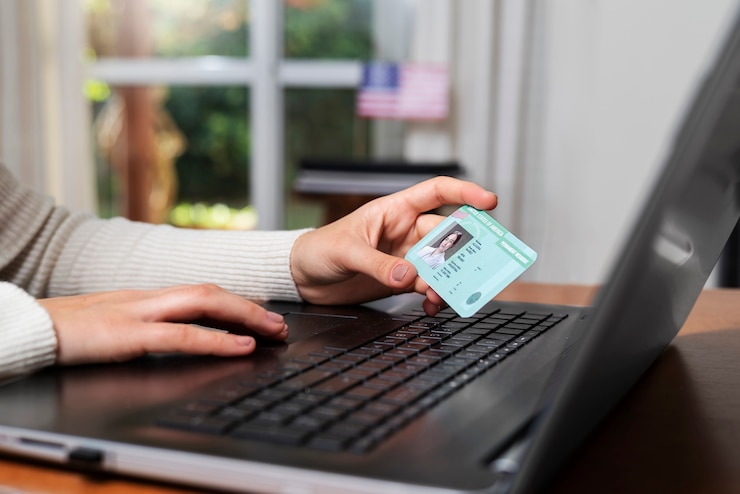 Foto grátis vista superior sobre a aplicação do green card