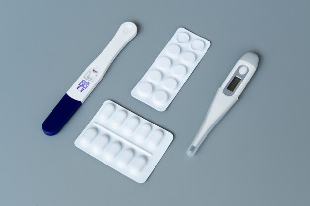 Vista superior sobre a prova de infertilidade perto de pílulas