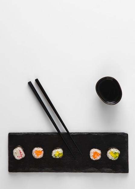 Foto grátis vista superior sobre pauzinhos com sushi