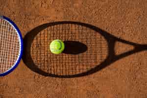 Foto grátis vista superior sombra de raquete de tênis com uma bola