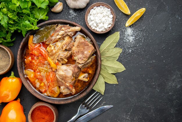Vista superior sopa de carne com verduras e temperos em carne escura de cor cinza molho refeição comida quente prato de batata com foto