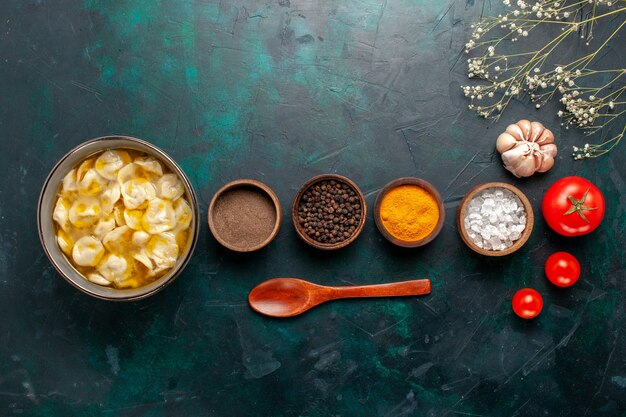 Vista superior sopa de massa com temperos diferentes no fundo azul ingrediente sopa comida refeição massa molho jantar