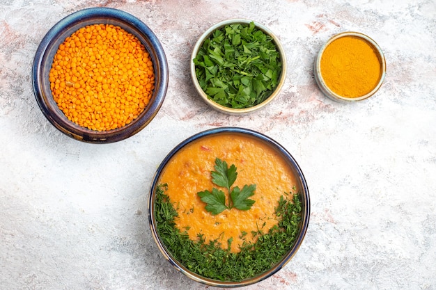 Foto grátis vista superior sopa saborosa com verduras na superfície branca refeição comida sopa vegetais