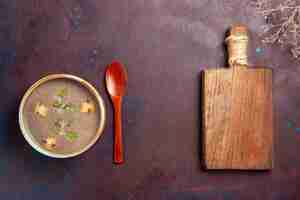 Foto grátis vista superior sopa saborosa de cogumelos dentro do prato no fundo escuro sopa legumes refeição comida jantar