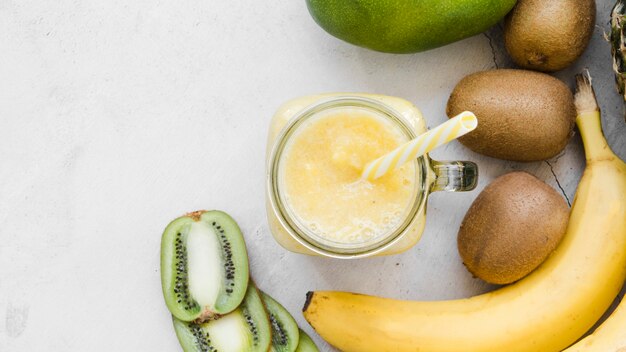 Foto grátis vista superior, suco de banana fresco pronto para ser servido