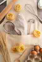 Foto grátis vista superior suprimentos com macarrão e ingredientes no avental