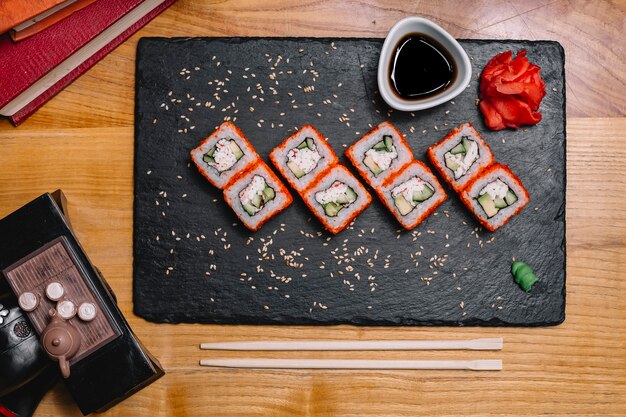 Vista superior sushi california roll com molho de soja e gengibre wasabi
