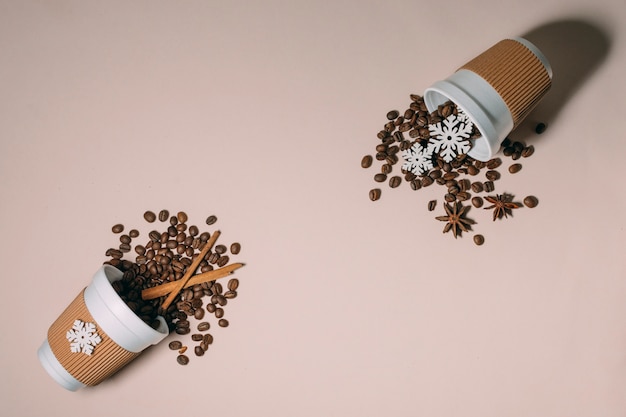 Foto grátis vista superior torrado grãos de café canela