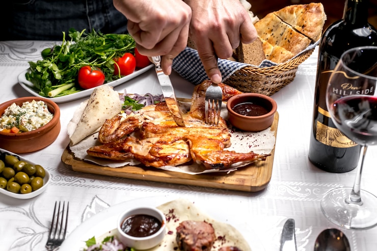 Foto grátis vista superior, um homem comendo tabaco no pão pita com molho e cebola com verduras e tomates