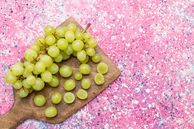 Foto grátis vista superior uvas verdes frescas maduras e frutas suculentas na mesa brilhante