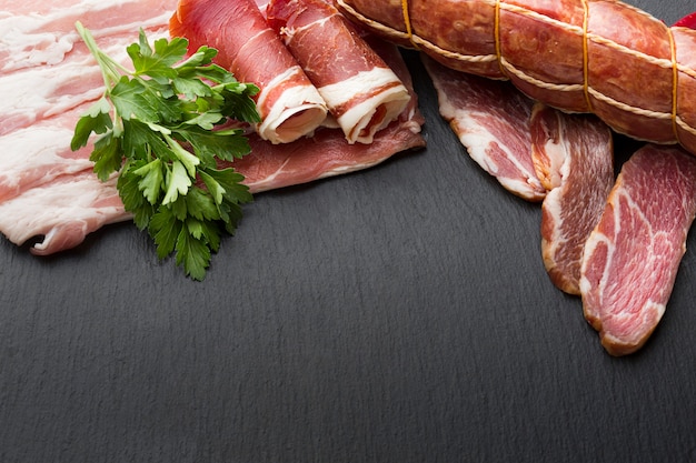 Foto grátis vista superior variedade de deliciosas carnes com espaço para texto