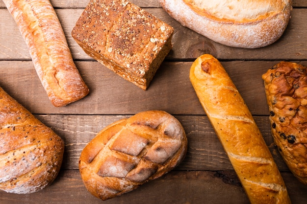 Foto grátis vista superior variedade de deliciosos pães na mesa