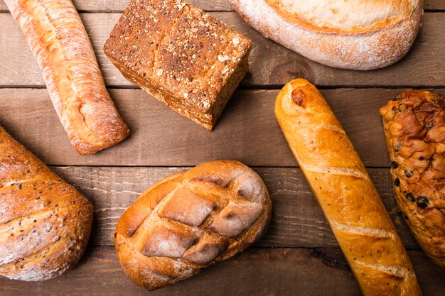 Vista superior variedade de deliciosos pães na mesa