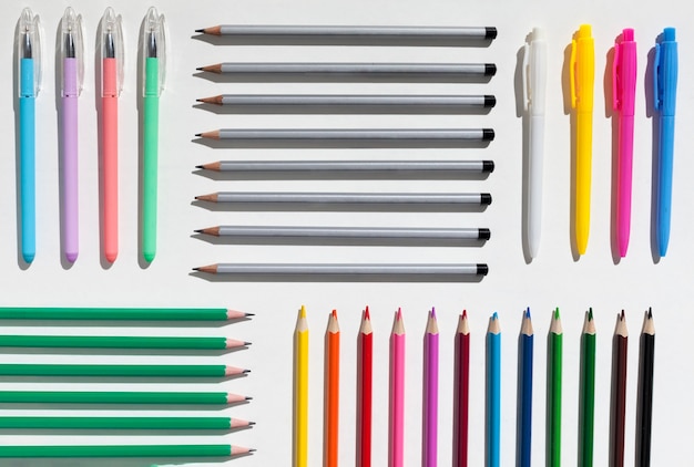 Vista superior variedade de lápis diferentes