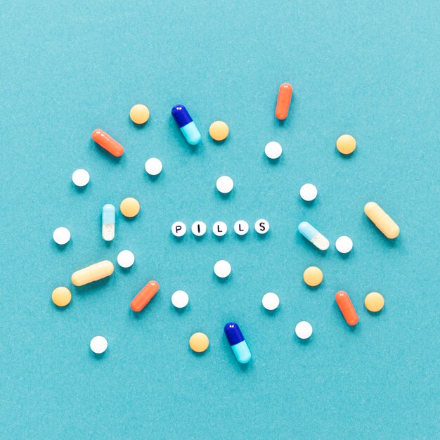 Vista superior variedade de pílulas coloridas em cima da mesa