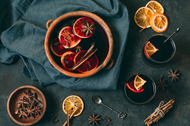 Foto grátis vista superior vinho quente com anis estrelado