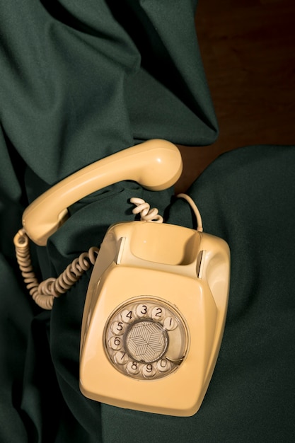 Vista superior vintage telefone amarelo