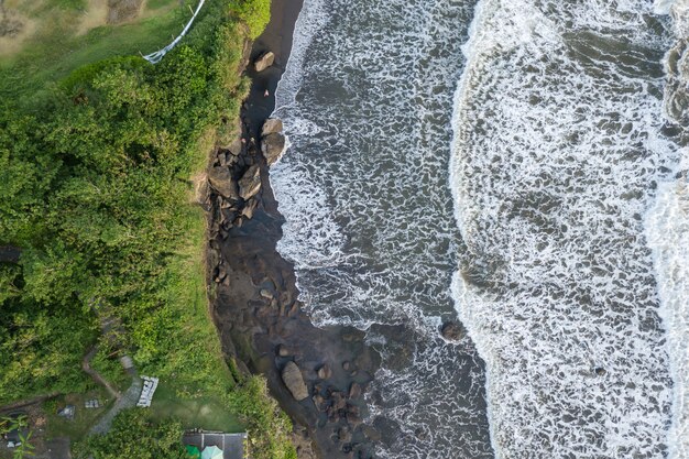 Vista superior vista do mar com ondas quebrando contra as rochas