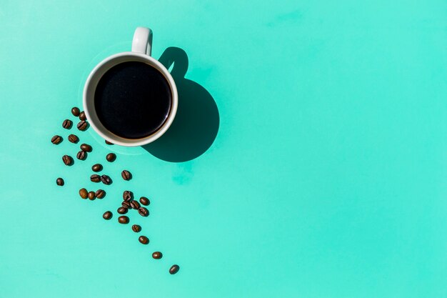 Vista superior xícara de café com grãos