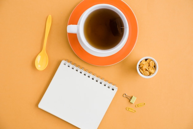 Vista superior xícara de café com notebook