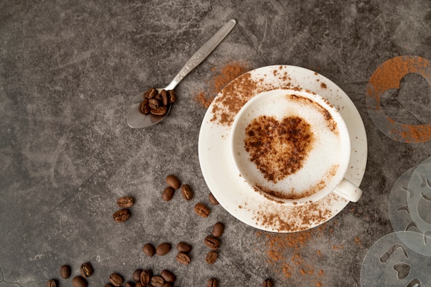 Vista superior xícara de café com um coração