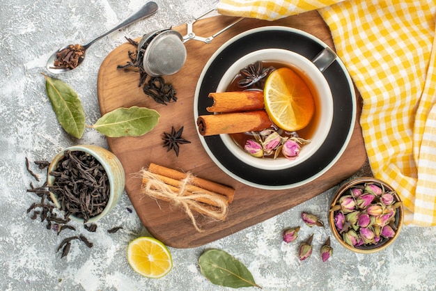 Vista superior xícara de chá com limão em um fundo branco cerimônia de flor cor sabor da manhã fruta café da manhã comida