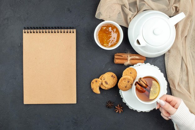 Vista superior xícara de chá com mel e biscoitos em fundo escuro cerimônia de refeição de almoço café da manhã cor de comida biscoito de limão