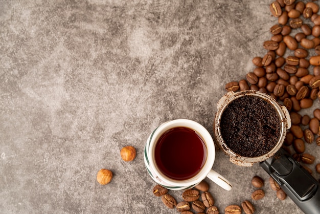 Vista superior xícaras de café com grãos torrados