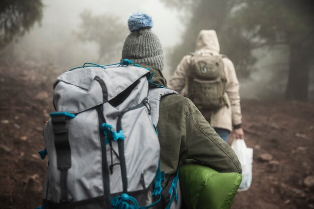 Vista traseira alpinistas com mochilas