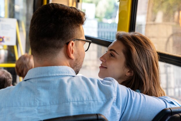 Vista traseira casal em transporte público