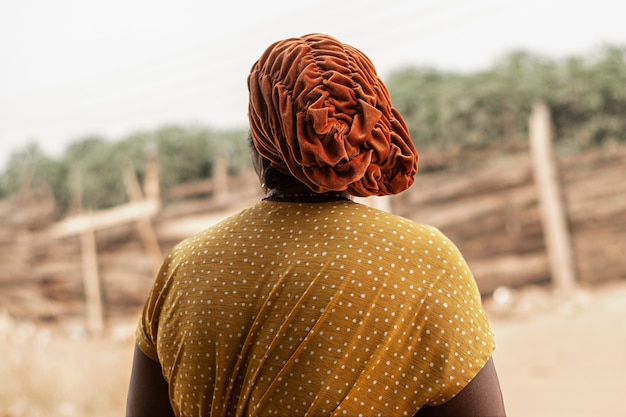 Vista traseira da mulher africana de tiro médio