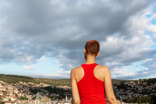 Vista traseira da mulher relaxante