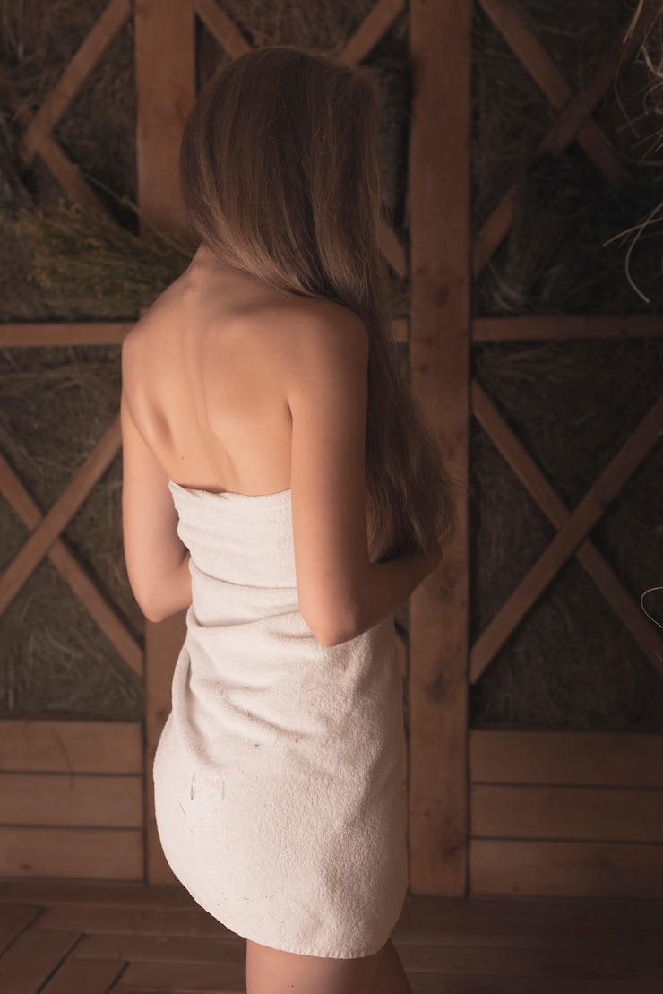 Foto grátis vista traseira, de, backless, excitado, mulher jovem, ficar, em, sauna