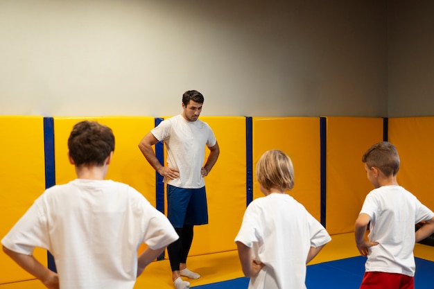 Foto grátis vista traseira de crianças praticando boxe