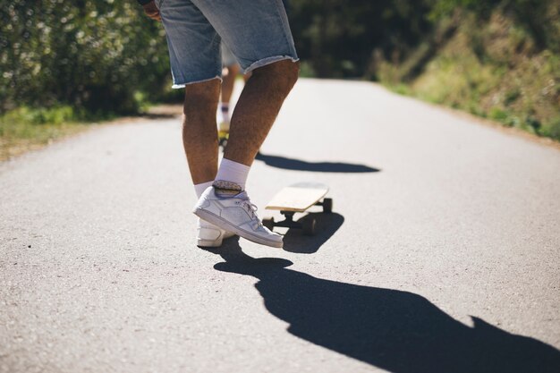 Vista traseira, de, homem, ligado, skateboard