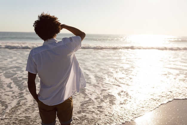 Foto grátis vista traseira, de, homem olha, mar, ligado, praia