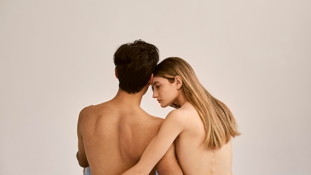 Foto grátis vista traseira de homem sem camisa e mulher abraçados