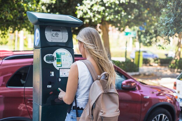 Vista traseira, de, jovem, femininas, pagando, para, estacionamento, rua