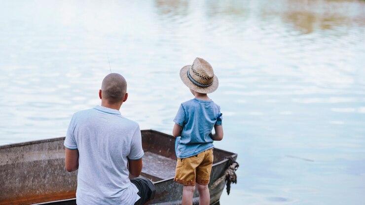 Foto grátis vista traseira, de, menino, com, seu, pai, pesca